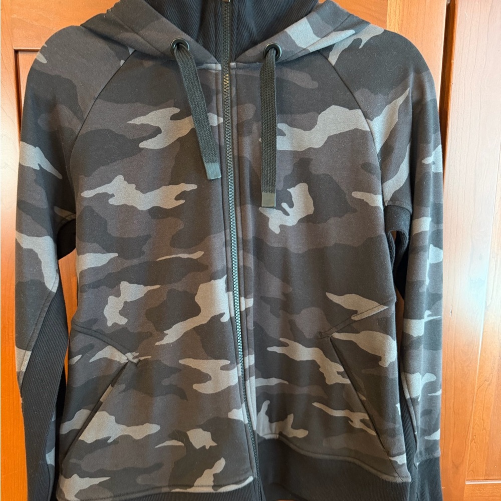 Athleta Triumph Hooded Black and Gray Camo Jac